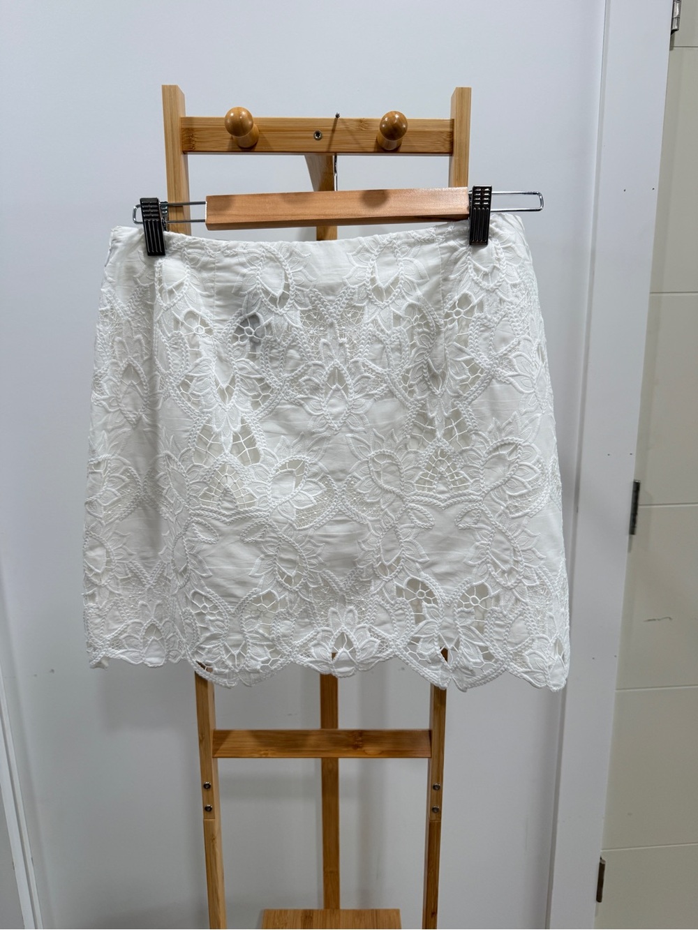 H&M White Floral Lace Mini Skirt